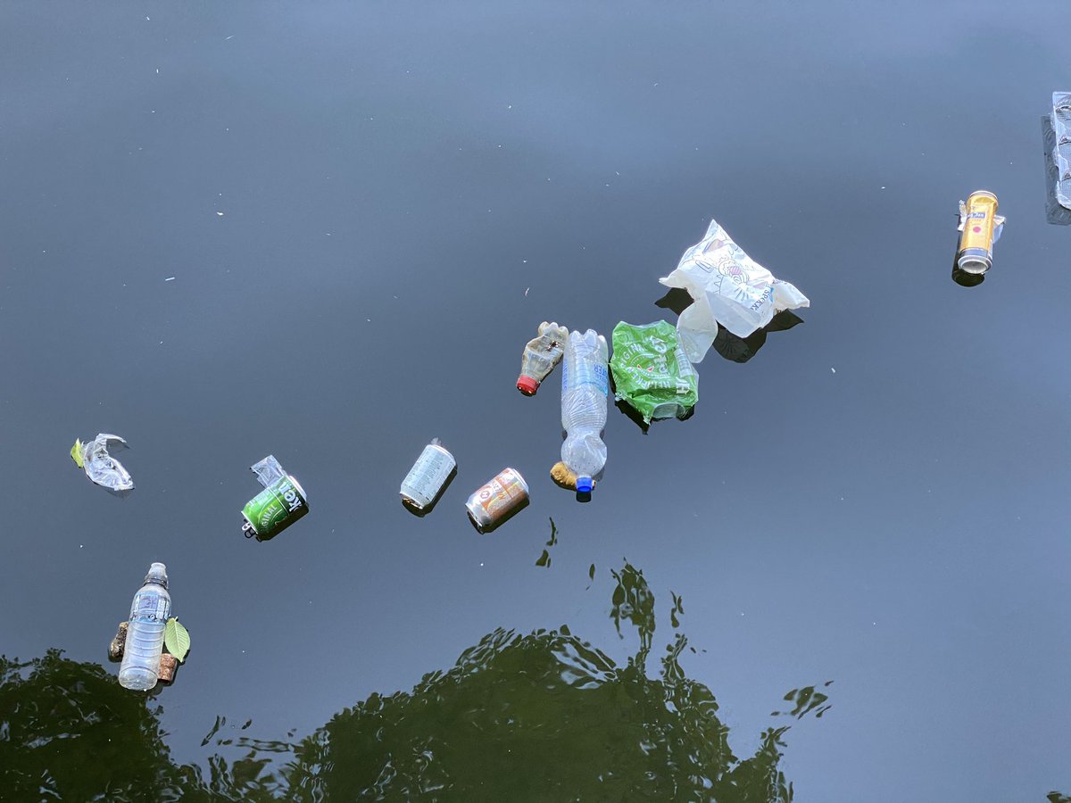 Het @Marineterrein_A Amsterdam met stip 1 van de mooiste plekken in Amsterdam om te genieten van groen en water, maar lieve bezoekers, de hoeveelheid rotzooi die jullie iedere dag achterlaten is echt ronduit ONBESCHOFT!!!!!