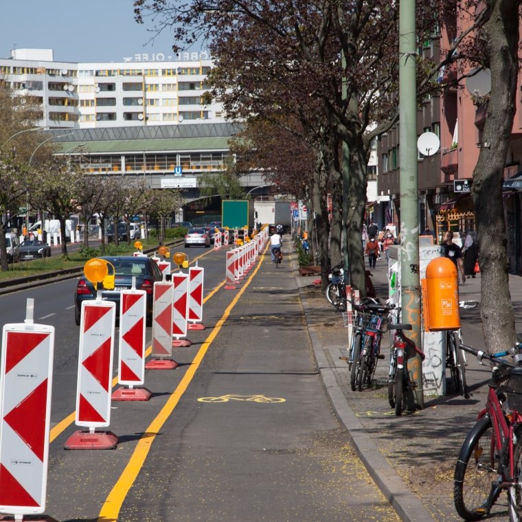  #summerofcycling goes on: Pop-up bike lanes are the new kids on the block.  An incomplete summary. Thread .