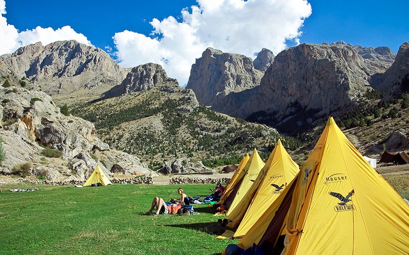 📍 Aladağlar Milli Parkı / NİĞDE

Dağ manzarasının insan ruhunda yaşatmış olduğu huzuru yakından deneyimlemek isteyenlerin tercih edeceği noktalardan biri olan Aladağlar Milli Parkı Kamp Alanı, Torosların zirvesi olarak bilinmektedir.

#kamp #kampyerleri #kampkafasi