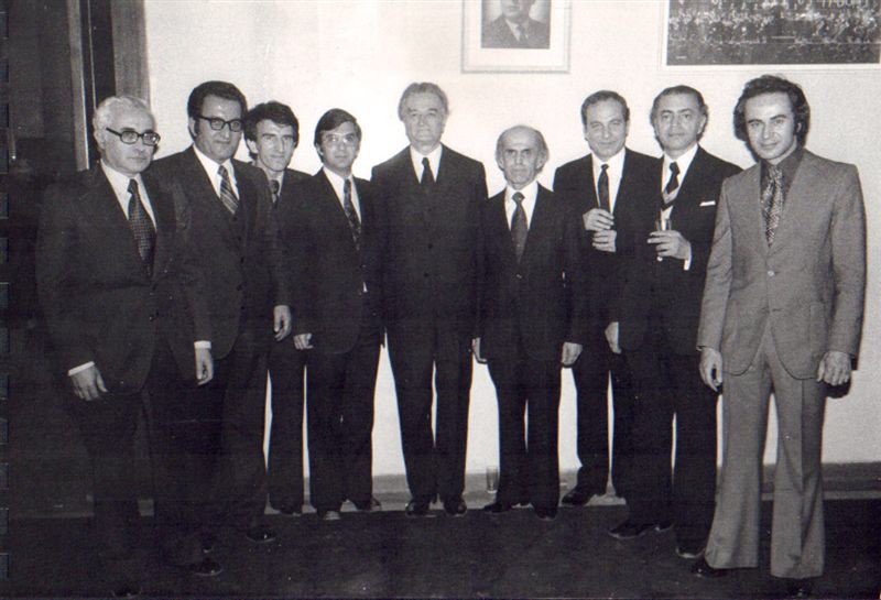 Tarihten.. Saygun’un 70. yaşı nedeniyle düzenlenen etkinlikten bir fotoğraf. Saygun ve öğrencileri. Sol baştan sağa doğru: Ercivan Saydam, Muammer Sun, İstemihan Taviloğlu, Sayram Akdil, Ahmed Adnan Saygun, Muzaffer Arkan, İlhan Baran, Hikmet Şimşek, Özkan Dizmen.