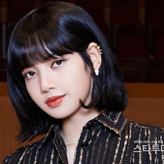 lisaktlove's tweet photo. lisa and her duality 😭❤️ 

#BLACKPINK @ygofficialblink
#BLACKPINK_GlobalPressCon https://t.co/xCiwvVf5Ne
