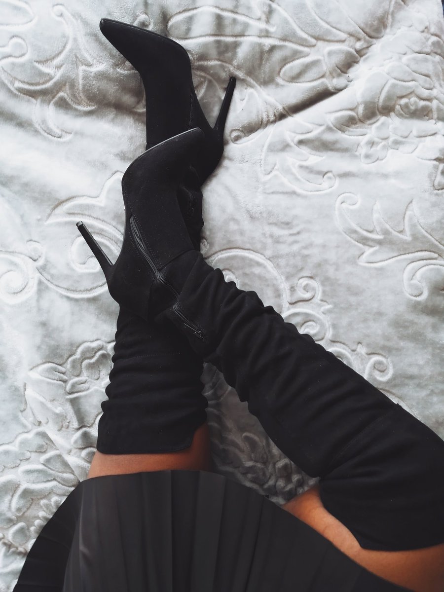 KZengwe's tweet photo. 2020 ruined a lot of things,  killed a lot of dreams but I won't let it or my anxiety ruin this for me.  
Please support my small business.  
Thigh high boots at a cheap affordable price for high quality.  Available in stiletto or block heel and also flats. https://t.co/pBgNq1A7Nz