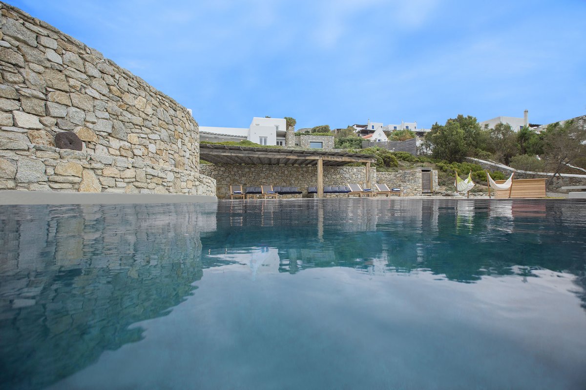 BeyondSpaces's tweet photo. Villa Mare is a true gem of Mykonos. A modern and luxurious villa only 10 minutes from Mykonos town but set directly by the sea with magical views of Delos and the sunset.
#BeyondSpacesVillas #Mykonos #VisitGreece #Cyclades #Greece #LuxuryVillas #Villas https://t.co/ZkZx54Vywe