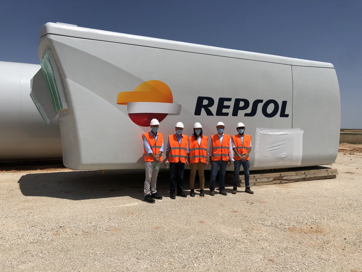 Repsol's tweet photo. Ayer nuestro CEO Josu Jon Imaz, @MaviZingoni, Presidenta de Repsol Electricidad y Gas y Joao Costeira, Director de Renovables, visitaron el proyecto Delta, un parque eólico que suministrará electricidad a unos 300.000 hogares y evitará la emisión de 1M de toneladas de CO2 al año. https://t.co/VZm5oY9WGI
