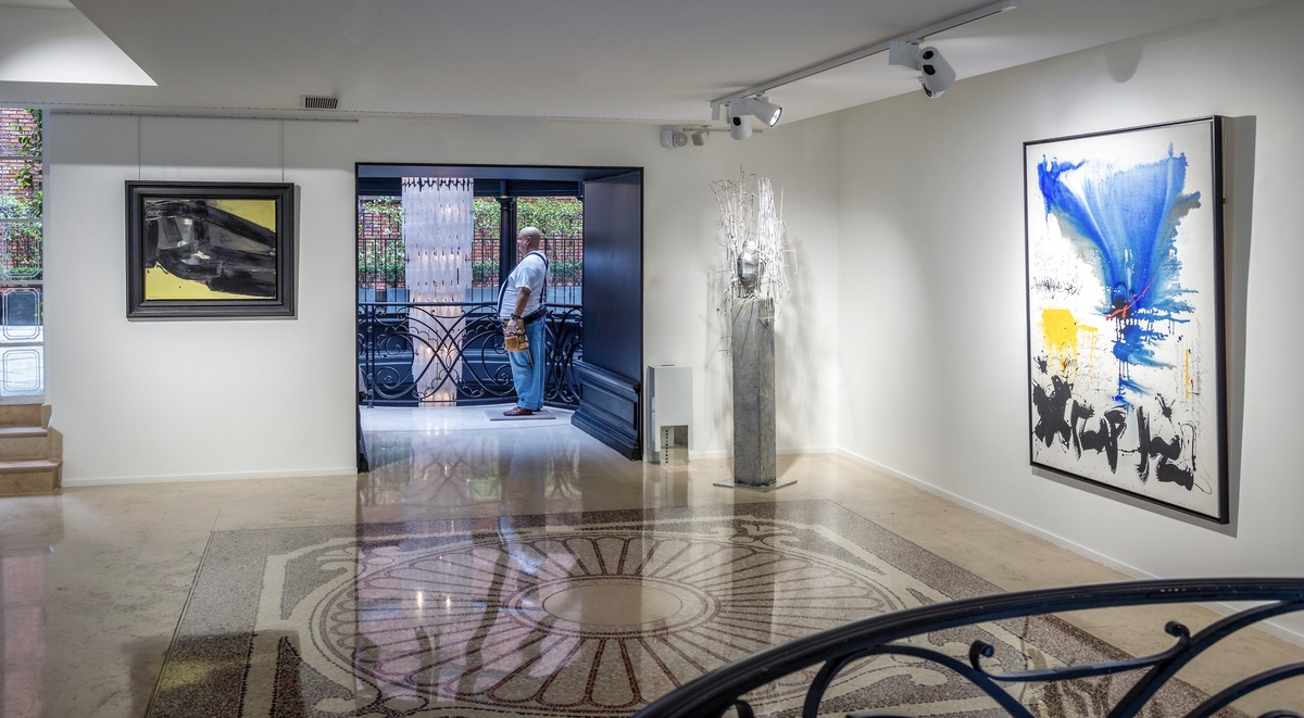 OperaGallery's tweet photo. Current display @operagallery Paris, featuring the works of Karel Appel, Pierre Soulages, Fathi Golnaz and Wang Keping among others.
______
#KarelAppel #PierreSoulages #GolnazFathi #WangKeping #OperaGalleryParis https://t.co/EUvErMFXEe