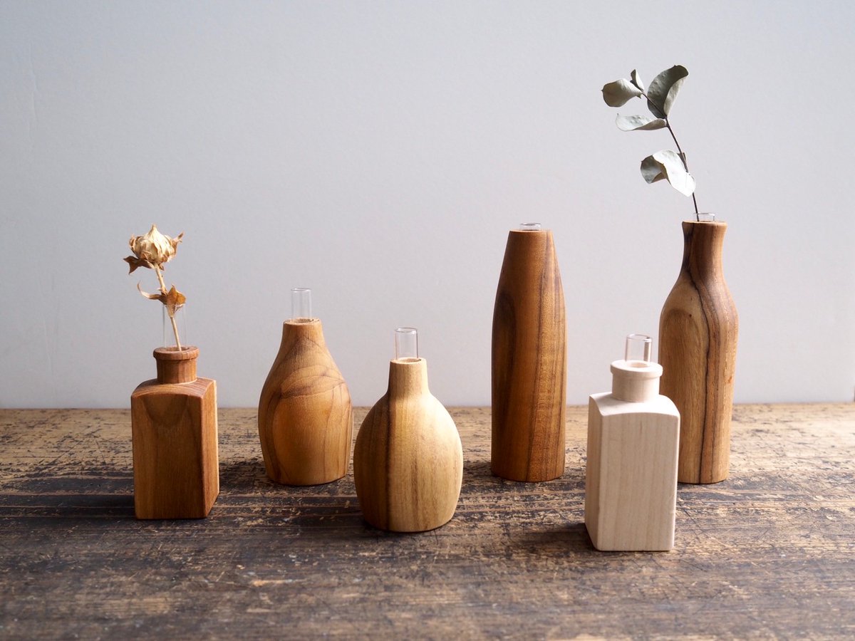 四歩 大人気のチーク材のシリーズにフラワーベースが入荷しております 花を飾って窓辺や玄関に 控えめでかわいらしいアクセントを 少しずつ個体差があり 木の風合いが生かされています オンラインショップでもご購入可能です T Co Dc4qyoz4e6