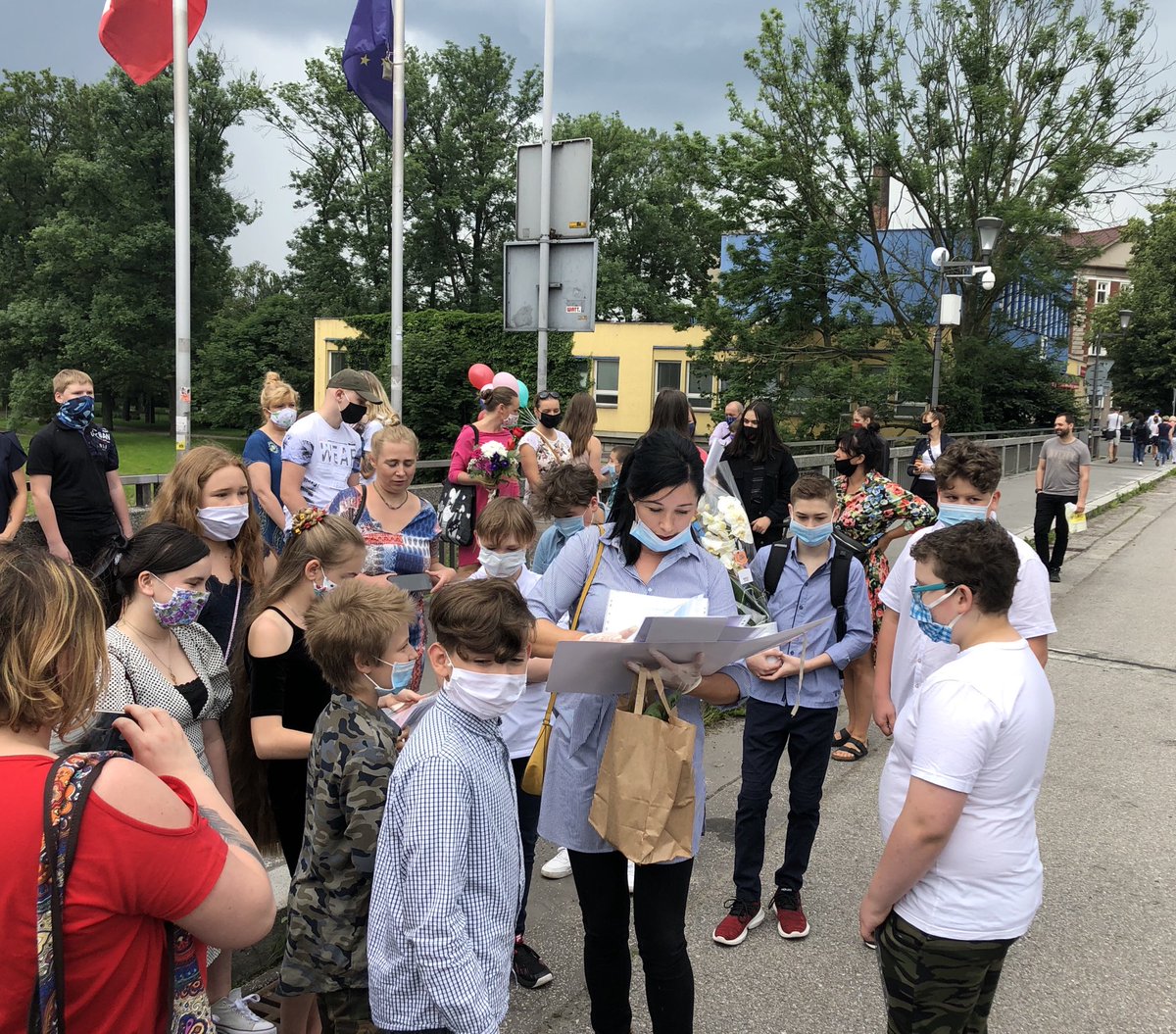 Granice są symboliczne. W głowach i sercach nie musimy ich mieć.Nauczyciele i uczniowie Alternatywnej Szkoły Podstawowej,którzy mieszkają po obu stronach granicy spotkali się na rozdaniu świadectw na #MostPrzyjaźni w #Cieszyn ⁦<a href="/RMF24pl/">Fakty RMF FM</a>⁩
