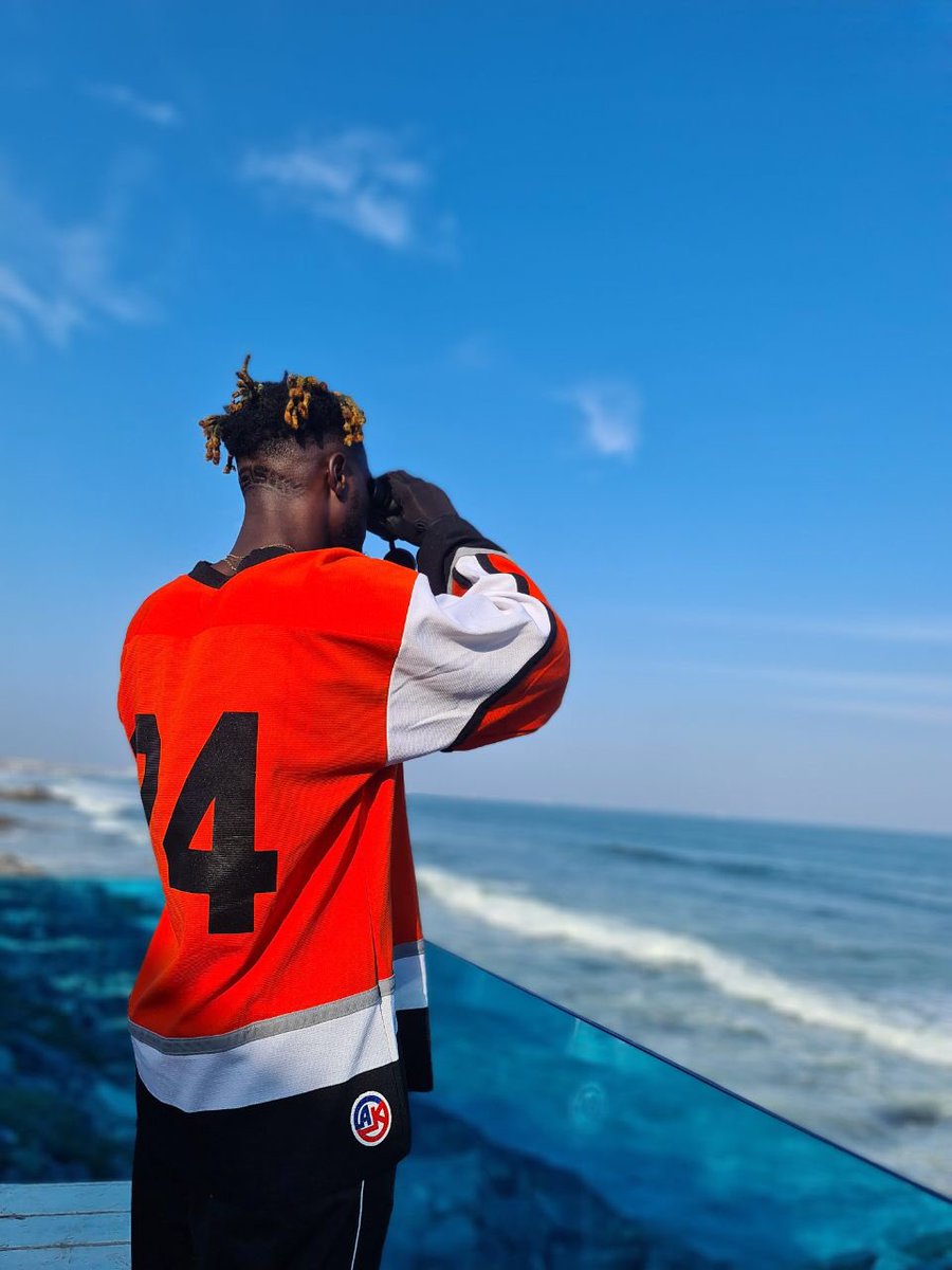 Mantse_AY's tweet photo. Stop Creating #COMPETITIONS that don't Exist😁!!! BILLION DOLLAR DREAM💰!! TGIF!! BEFORE THE REIGN🤴🏾🤘🏾💯🔥 https://t.co/sZzfB6l730