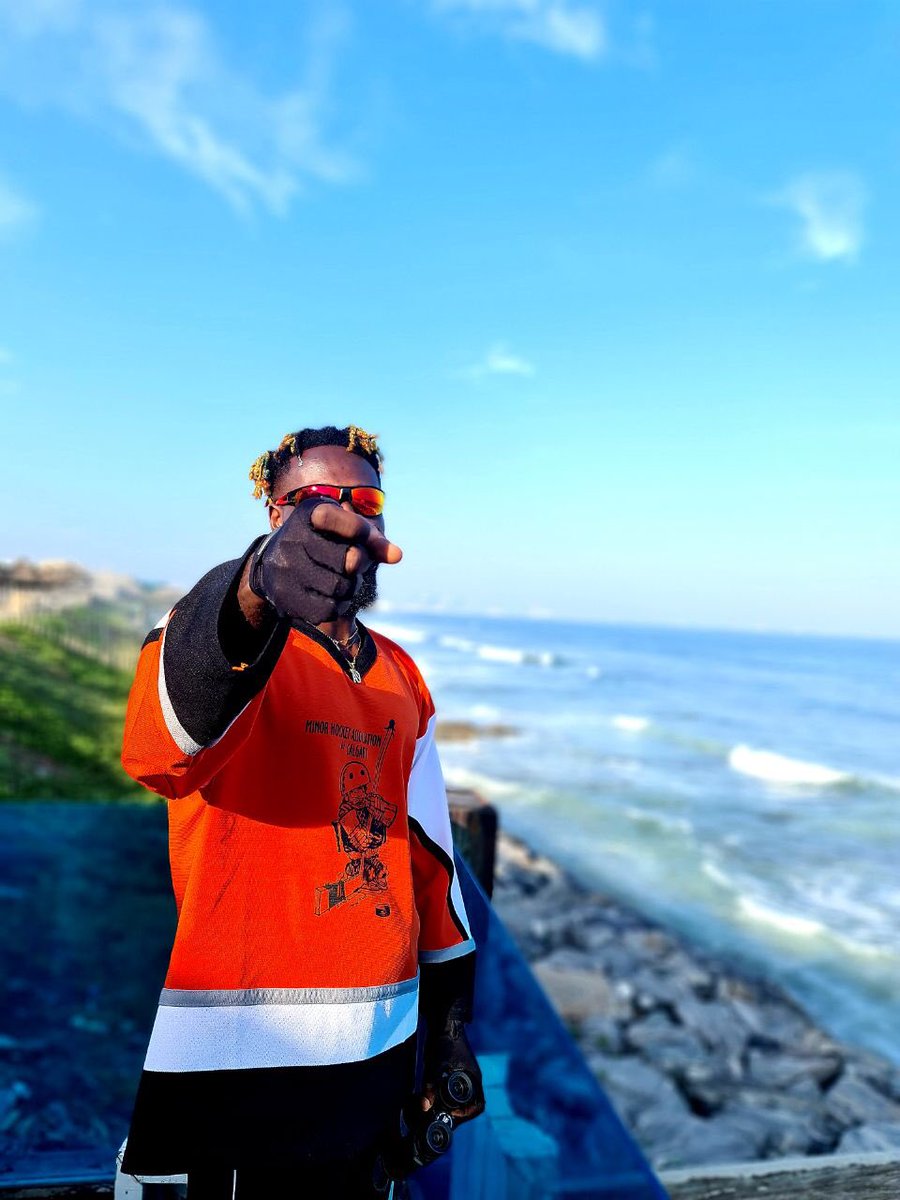 Mantse_AY's tweet photo. Stop Creating #COMPETITIONS that don't Exist😁!!! BILLION DOLLAR DREAM💰!! TGIF!! BEFORE THE REIGN🤴🏾🤘🏾💯🔥 https://t.co/sZzfB6l730