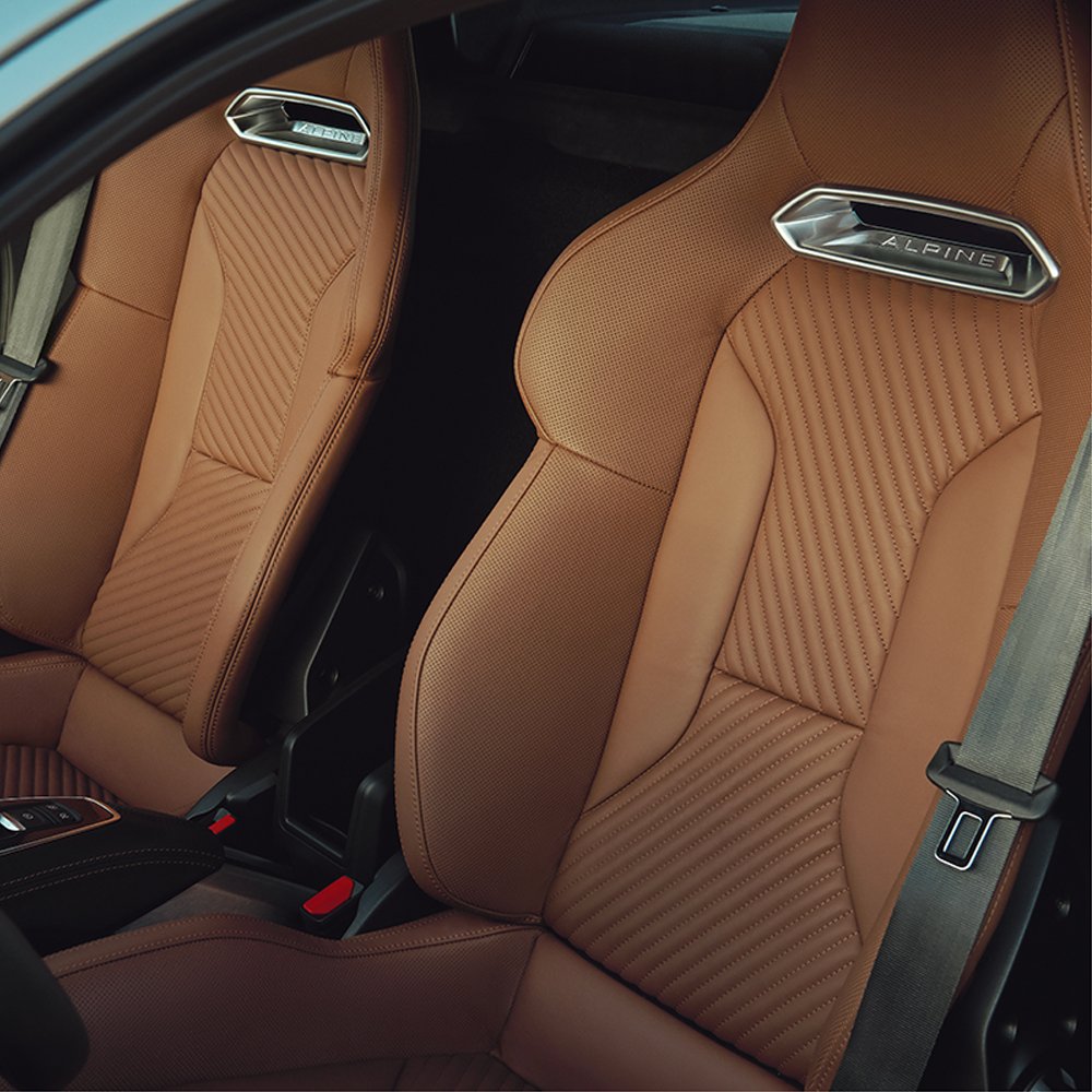 This year at the London Concours, the French brand @AlpineCarsUK will present us its new model the #A110LégendeGT, the most elegant model of the A110 range.