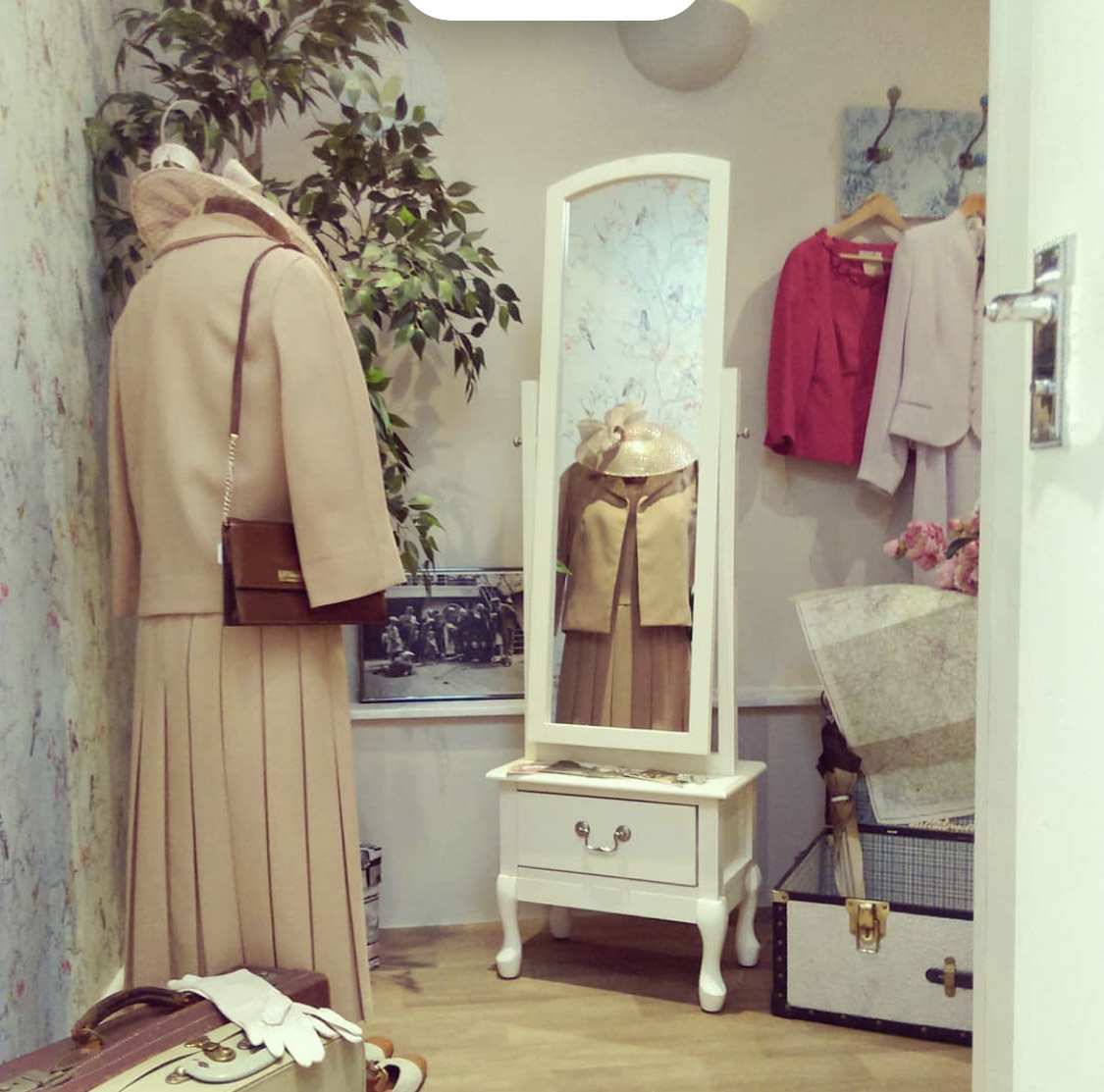 StWilfridsChi's tweet photo. The majority of our shops are now up & running again in line with Government protocols, and we're delighted to welcome customers once more.
Please pay us a visit this weekend if you can. More here: https://t.co/MznWVTMnwR
#RetroandVintage
#Chidham
#EastWittering
#Midhurst https://t.co/kgnzWiI3W7