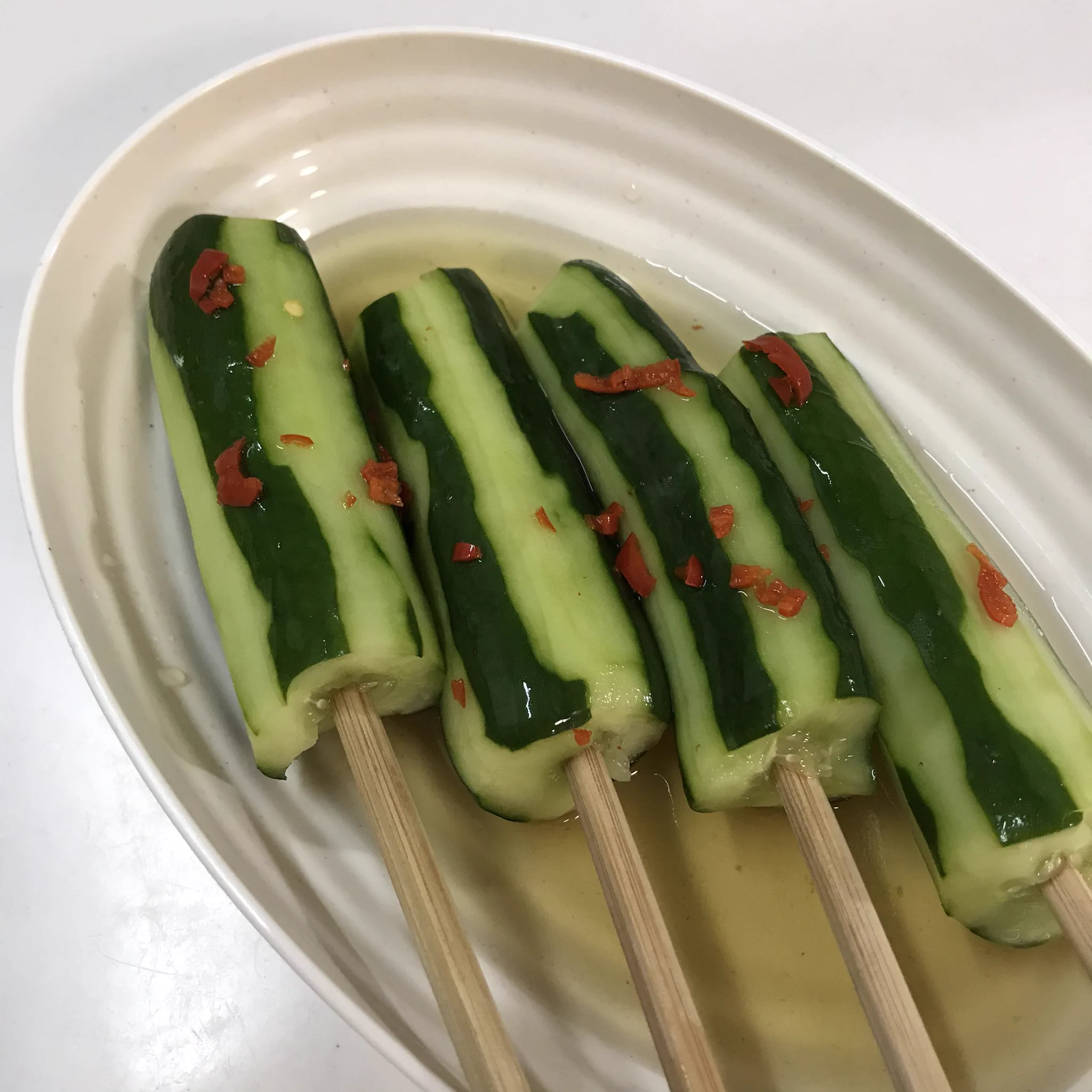 リュウジさん（@ore825 ）のきゅうりの一本漬けを作った。ジップロックがなくて、半本漬けだけど。めちゃうまい！普段飲めないんだけどビールごくごく飲んだよ！気分だけでも夏祭りだね。  