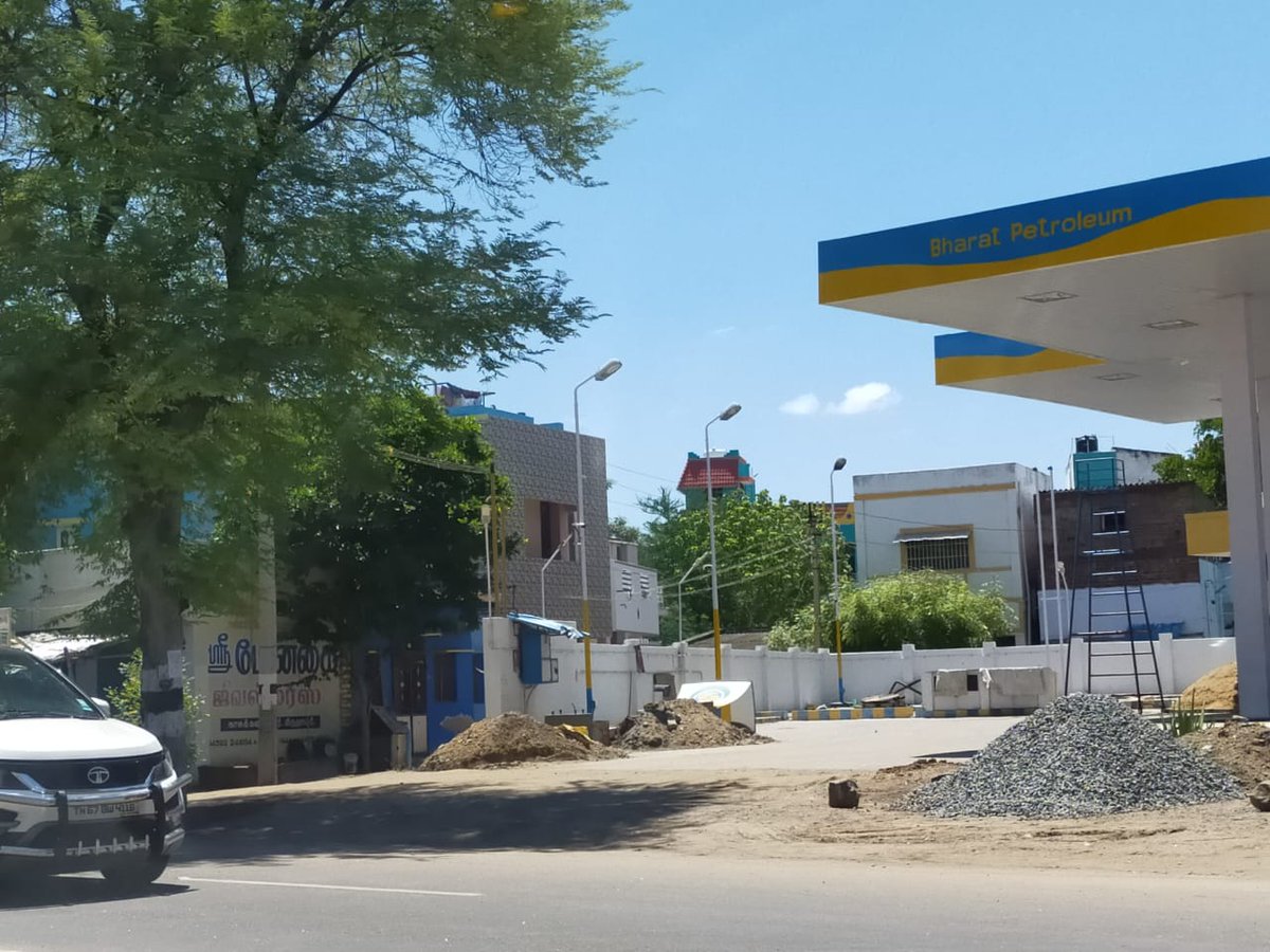 Jeypeefarm's tweet photo. @a_sudarshann @Vijayabaskarofl One more tree under threat is opposite to Bharath Petroleum https://t.co/5G3AuOIida