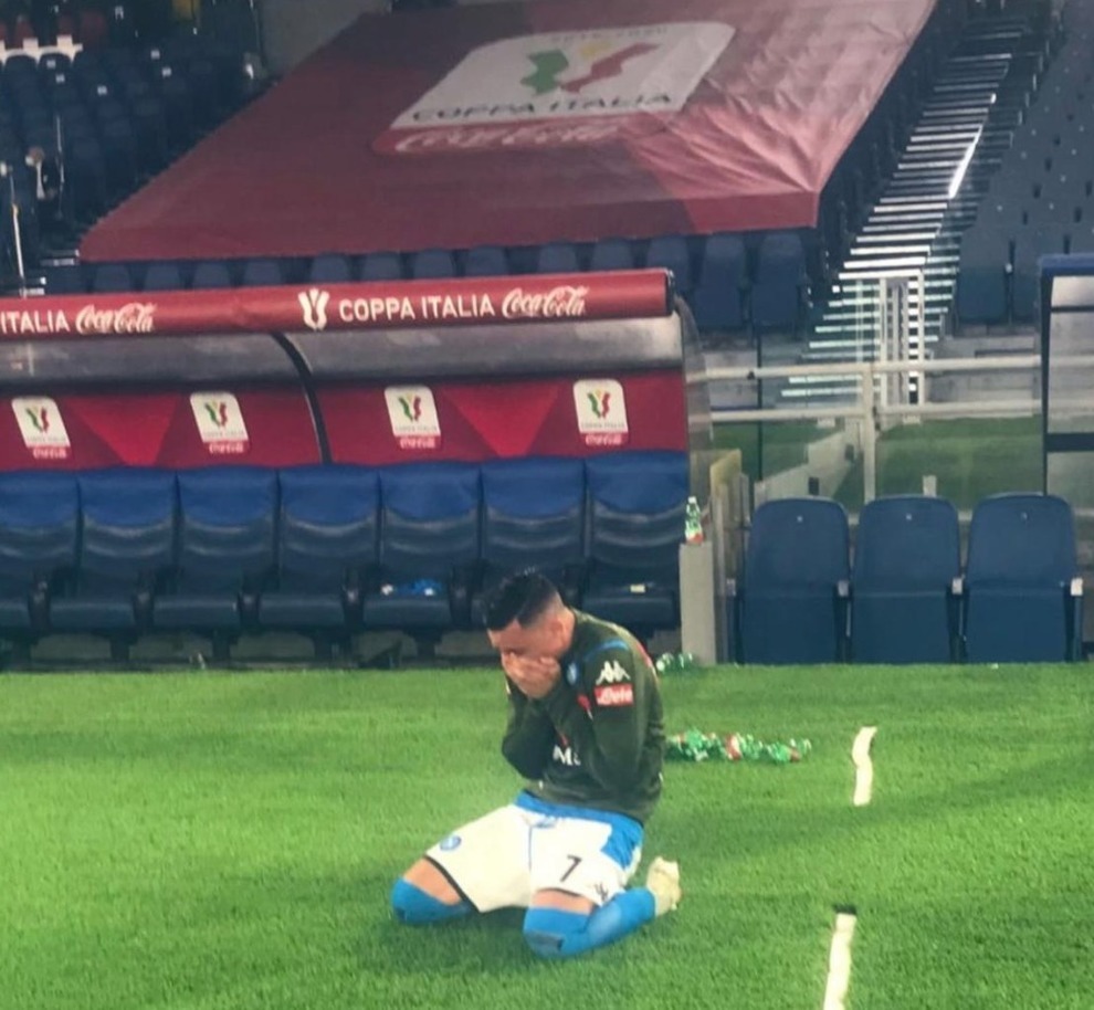 fnapolisempre83's tweet photo. il 24 e al 14 reo, per chi si professava vero tifoso, di aver rovinato squadra e di giocare contro l'allenatore. Nessuno ha la verità in tasca e probabilmente questa sta nel mezzo. Ma voi, dispensatori di patenti, le lacrime di questo CAMPIONE non le meritate. Ciao Josè #Calleti https://t.co/b8sprPAaYv