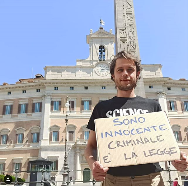 MatteoMainardi's tweet photo. Questa mattina sono tornato sul "luogo del delitto". Ma sono altri ad avere le mani sporche di sangue. Le mie mani sono sporche solo di terra.
@Roberto_Fico che aspettiamo a far partire la discussione sulla #cannabis alla Camera? https://t.co/myUammVo93