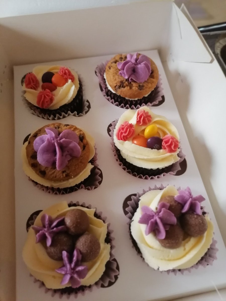 BeebamsBakery's tweet photo. Holla ππ How is your Friday going.... Don't forget to send in your orders ππ #beebams
#cake
#doughnuts https://t.co/ZQwHaGWrRO