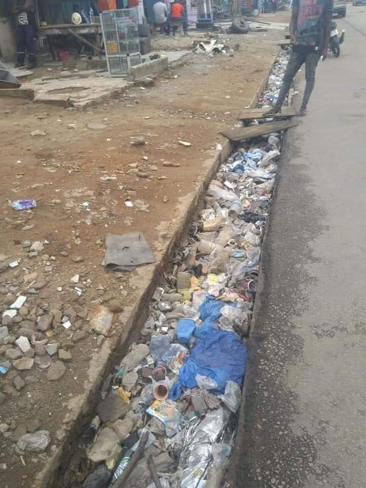 AmenanTanoh's tweet photo. Populations, quelle est notre responsabilité dans ces inondations ? Comment traitez-vous  vos déchets ???
#CivInondations https://t.co/g0Pw2G7a3A