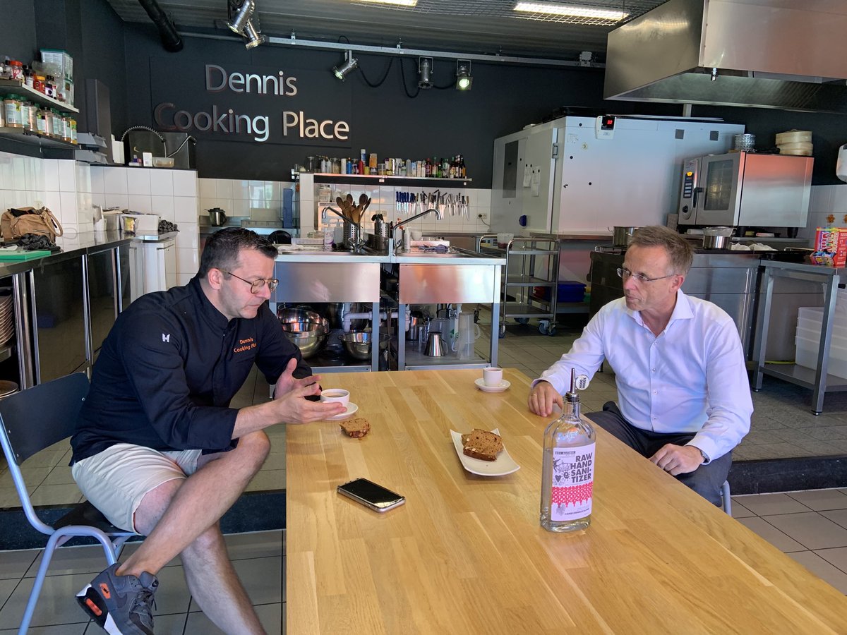 Prima koffie en een sterk verhaal bij ⁦<a href="/DennisCooking/">Dennis Cooking Place</a>⁩. Anderhalve meter zorgt voor magere kookworkshops. Maar Dennis is niet voor één gat te vangen. Hij vindt zijn bedrijf steeds opnieuw uit en hoopt op betere tijden na #COVID19