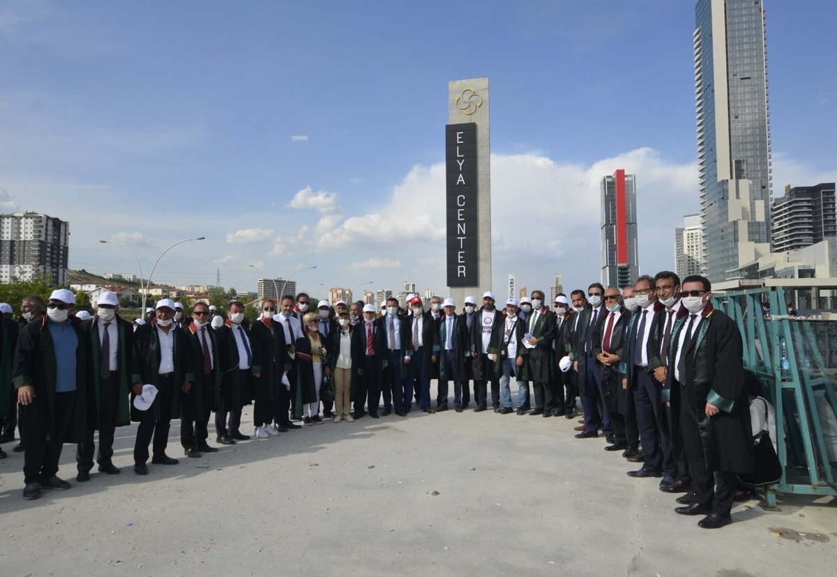 Yandaş basın "Barolar Anadolu'yu temsil etmiyor" diye manşet (s)atmış. Aydın Barosu Yeni Zelanda'da mı?

Bak bakalım şu fotoğraflara! Sayabildin mi, eksik var mı Anadolu'dan?