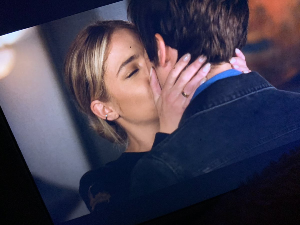 iamirandaa's tweet photo. ES QUE NETA ME HACEN LLORAR 🥺 AMOOOOO #Haleb4ever #PLL https://t.co/OkHwJYq93p