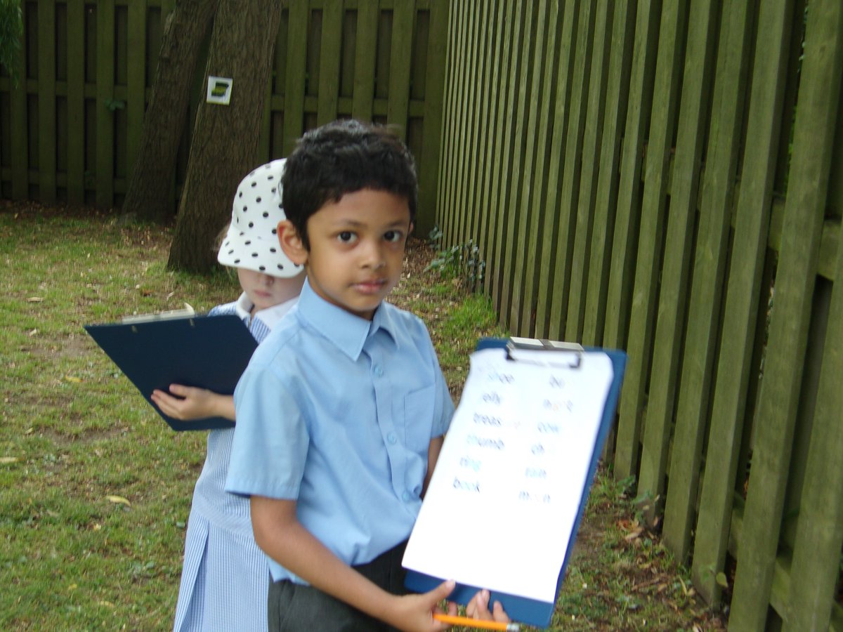 Fun Phonic Friday! Reception enjoy finding pictures and matching their phonic sounds.