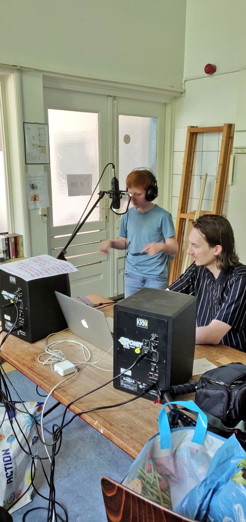 Onze geheime coronaclub 'spijbelt' uit de les en brainstormt over hun toekomst in het 'nieuwe normaal'.
Ze hebben zelf een rap gemaakt en die nemen we nu op met rapper Adje