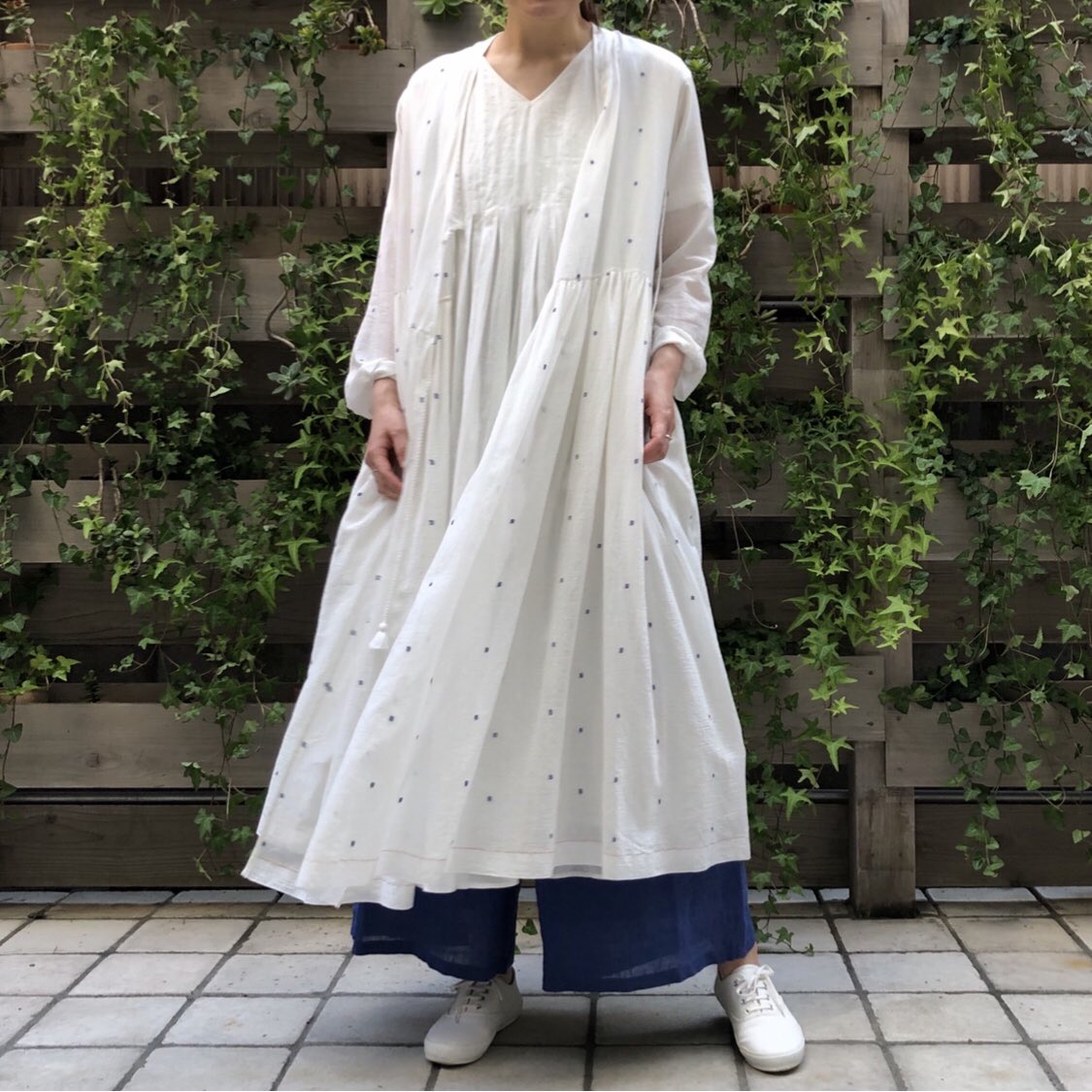 soil_de's tweet photo. 2020.6.26(fri)
staff style 
〜COTTON JAMDANI DOT PATTERN〜
cachecoeur:size 2
dress:size 2
pants:size 2
(staff's height: 168㎝)
#maisondesoil #tokyo #ebisu #marunouchi #india #メゾンドソイル 
#cotton #dot #jamdani
#cachecoeur #dress 
#white #royalblue
#ナルミトレーディング https://t.co/zzzRllTXnp