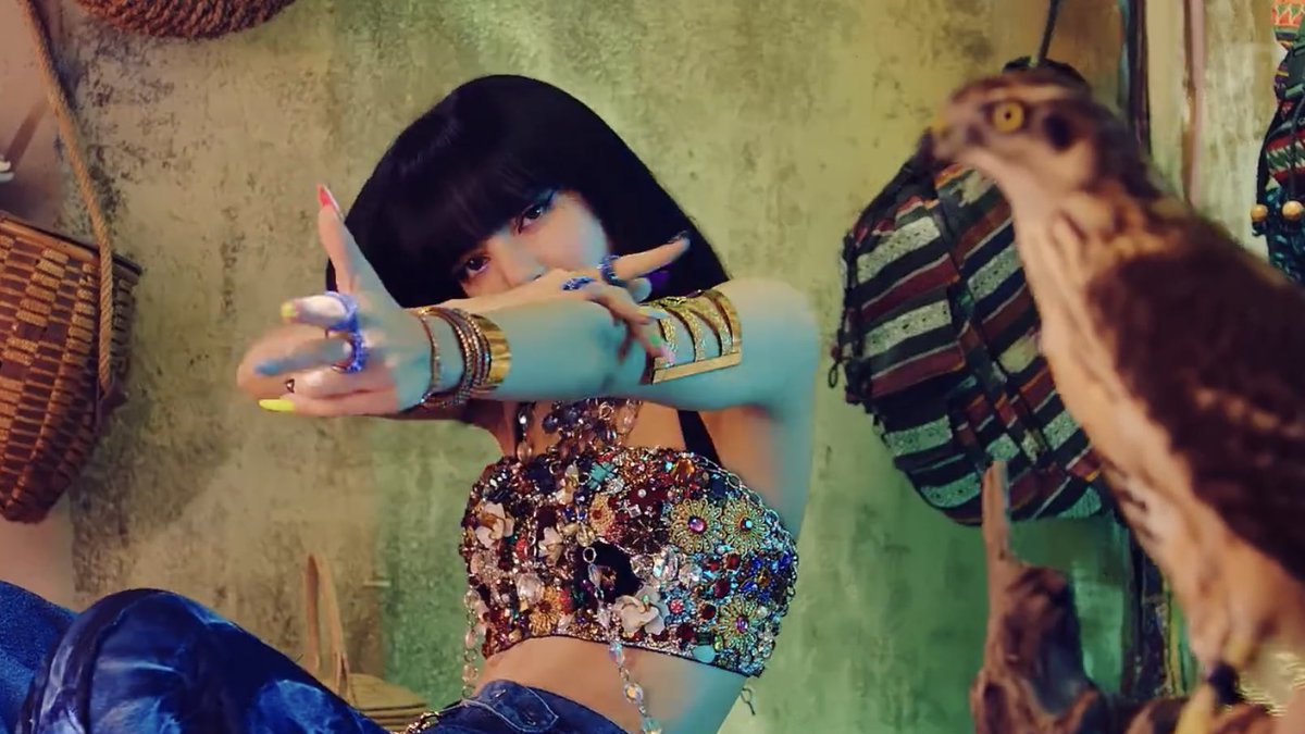 lsfolder's tweet photo. her looks in the mv 😭
#HowYouLikeThat #LISA https://t.co/2oG52RLh8Z