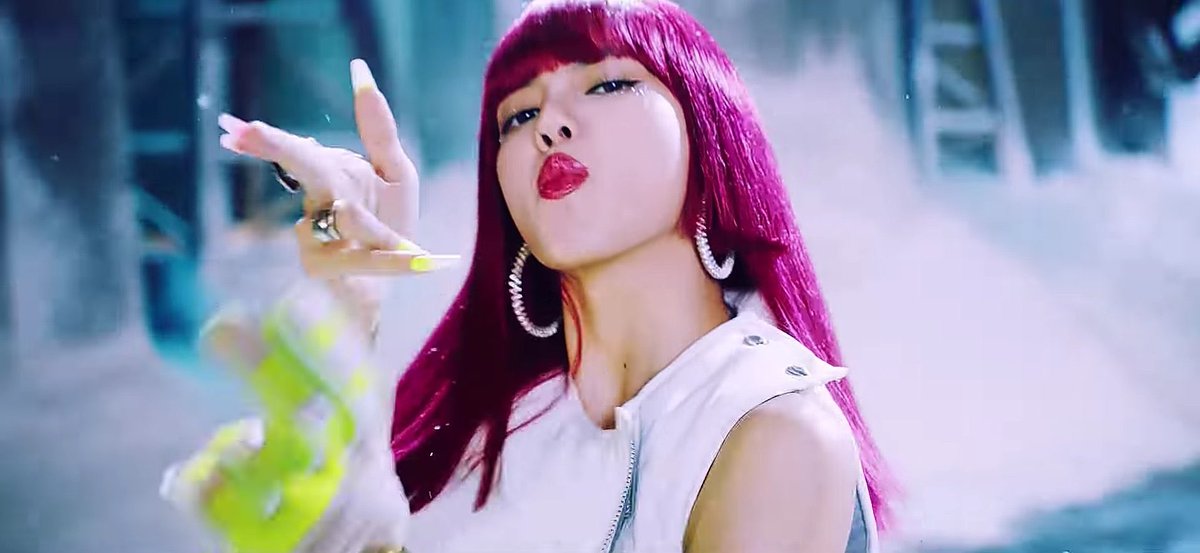 lsfolder's tweet photo. her looks in the mv 😭
#HowYouLikeThat #LISA https://t.co/2oG52RLh8Z