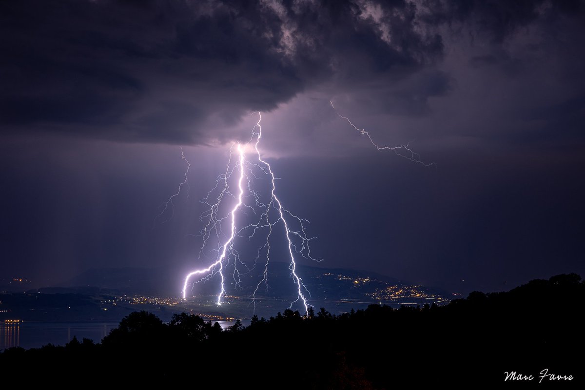 Mrc_Fvr's tweet photo. #orage sur le Léman hier soir avec de la belle #foudre. @KeraunosObs @meteofrance https://t.co/d68JTP0HVT