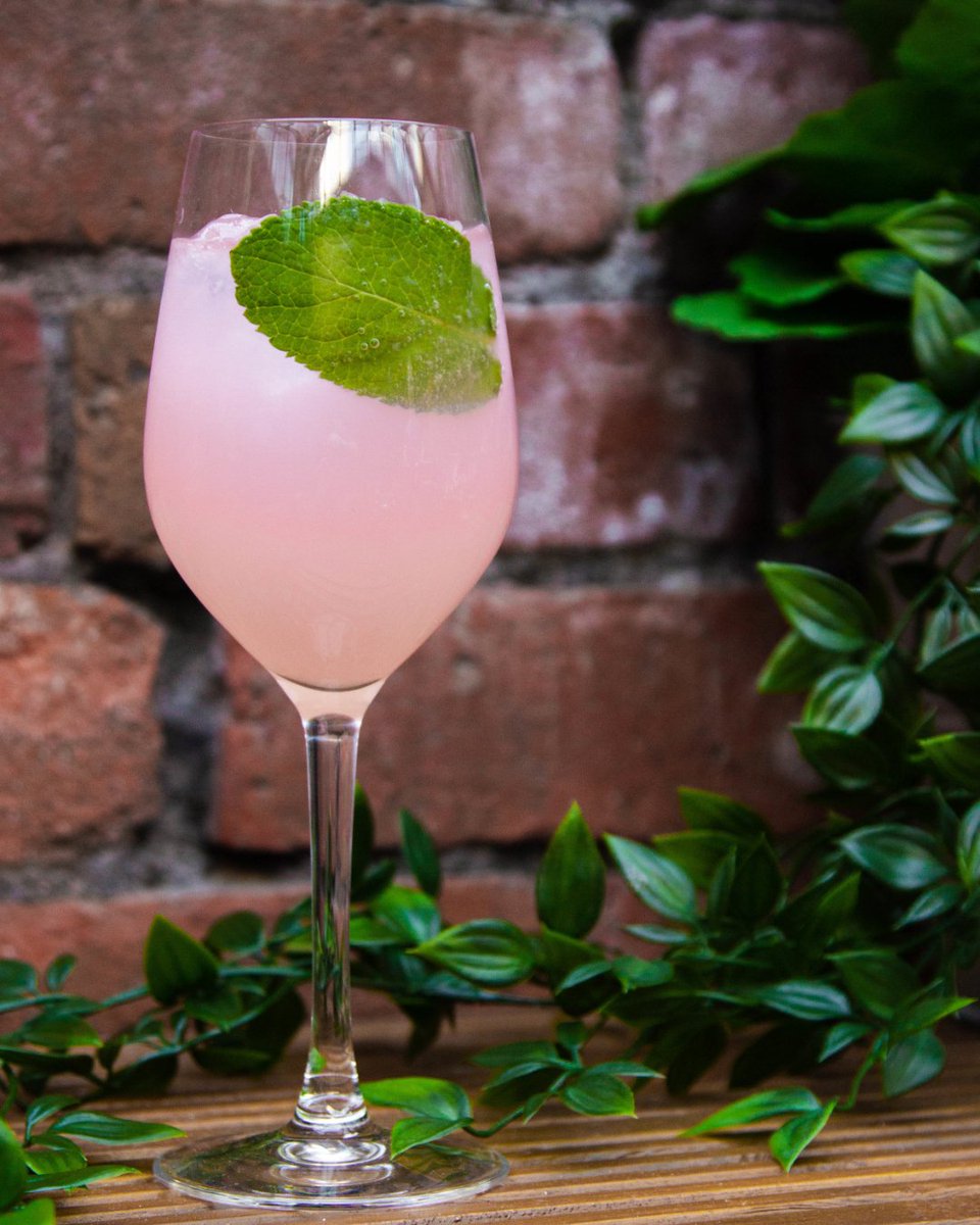 ButlrUK's tweet photo. ☀️ + 🍹 = 🎉
​
​No better way to spend your Friday afternoon!
​📷: @brickhouse_mcr
 ​
#getbutlr #brickhousesocial #manchester #goodnightout #drinksapp #foodapp #cocktails #fridaymood #friday #cheers  #drinkstagram #drinkup #cocktailhour #butlerservice #app #noqueues #bottomsup https://t.co/xXxcnxgkDL