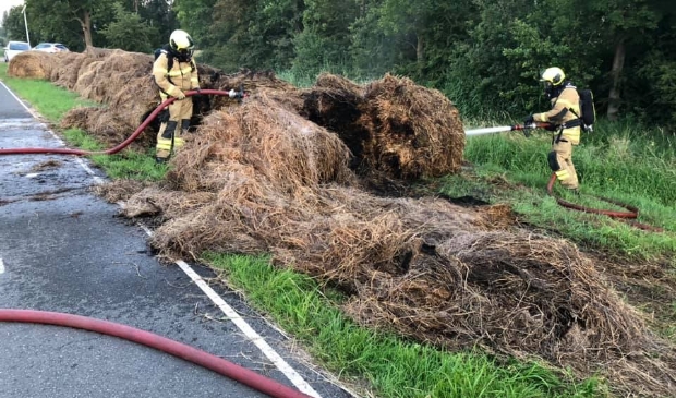 Hooibalen in brand [H'VELD-G'DAM] De brandweer van Hardinxveld-Giessendam kreeg vanmorgen rond 05.00 uur een melding van een voertuig in brand aan de Kanaaldijk-Noord.