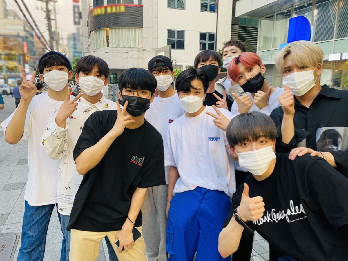 DIA_CRUNCH's tweet photo. [📸D-CRUNCH]

2020.06.26
디크런치 x 니후Nihoo

몸치 학생으로 변신한 디크런치의
유쾌한 몰래카메라까지!🤭
'니후Nihoo'님과 
즐거운 시간 보냈습니다💕

#디크런치 #D_CRUNCH #니후
#현욱 #현호 #OV #현우 #현오
#민혁 #찬영 #정승 #Dylan https://t.co/e0PvAS8Ltj