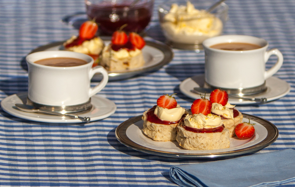 It's almost the #weekend...
Here's hoping for a some #weekendsunshine...
<a href="/ItalianPewter/">Cosi Tabellini UK</a> loves dining al fresco, so... #WimbledonRecreated...
A little bit of #British #bliss - #strawberries with #CreamTea on #luxury #handcrafted pewter &amp; #ceramic tableware
italian-pewter.co.uk