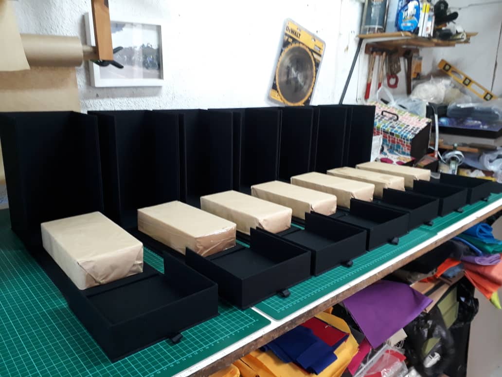 #LoQueHacemos - Al terminar la elaboración de nuestras cajas y colocarle sus guardas, usamos pesos para completar el proceso y que queden cuidadosamente bien pegadas

#QuédateEnCasa
Somos #En3Artes 🇻🇪