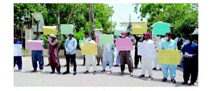 zulfiqarkunbhar's tweet photo. 1,158 former and current students who are waiting for the issuance of accredattions are protesting against this debacle. "This is violation of Articles 18, 25 and 37 of the Constitution of Pakistan," students say.
#RegisterPECQuestLrk 
(3/3) https://t.co/BZibEzwhmO