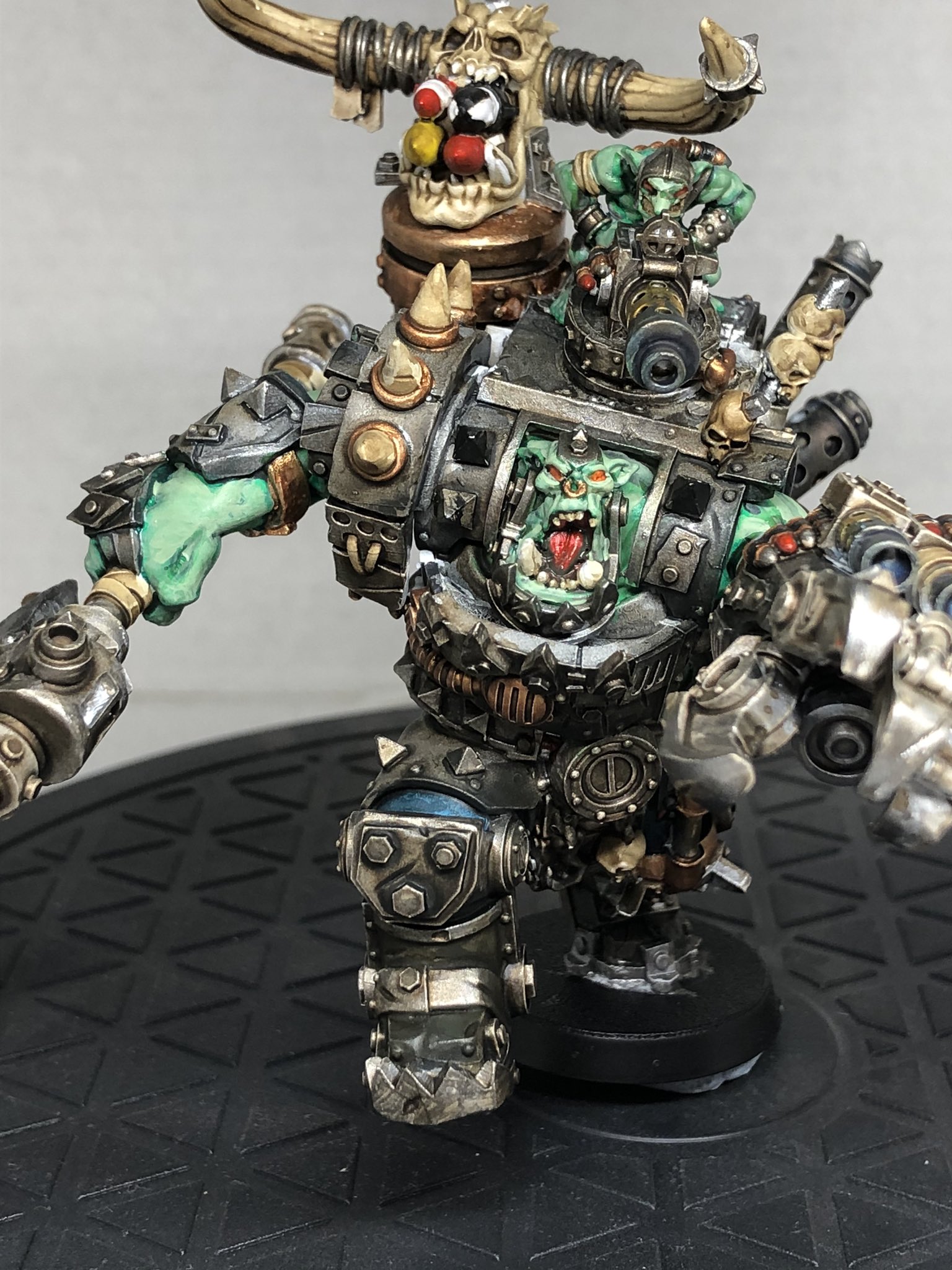 The Drunken Ork on Twitter: "Artel W resin Iron Boss. Great model and just as big and as Ghazghkull. Only problem is which one to use, it's a good problem