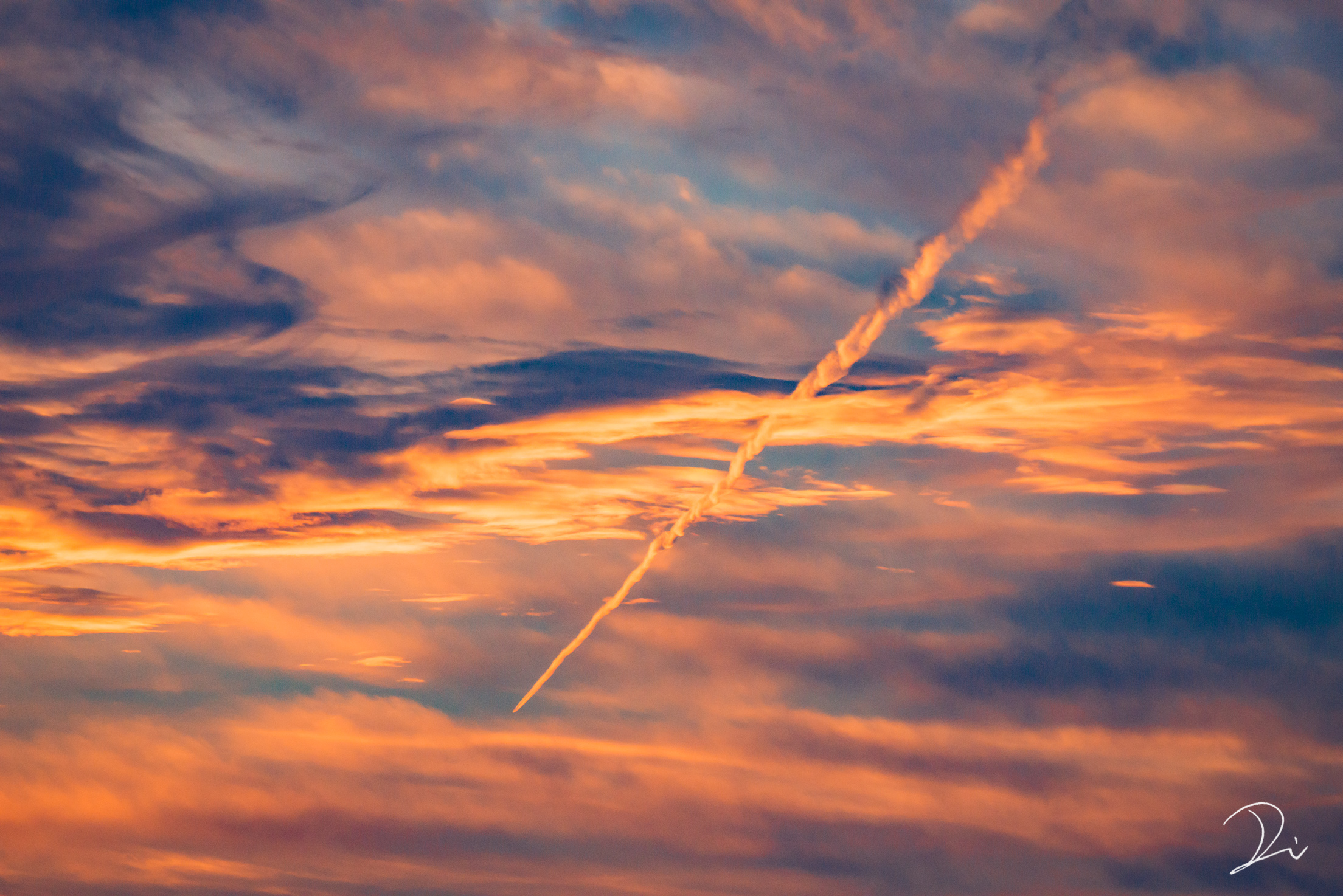 うさだぬ 京都写真家 夕暮れの時間に空を見上げてみてください 運が良ければ ドラマチックで美しい夕焼け空が広がっているかもしれません T Co I1dqunblgt Twitter