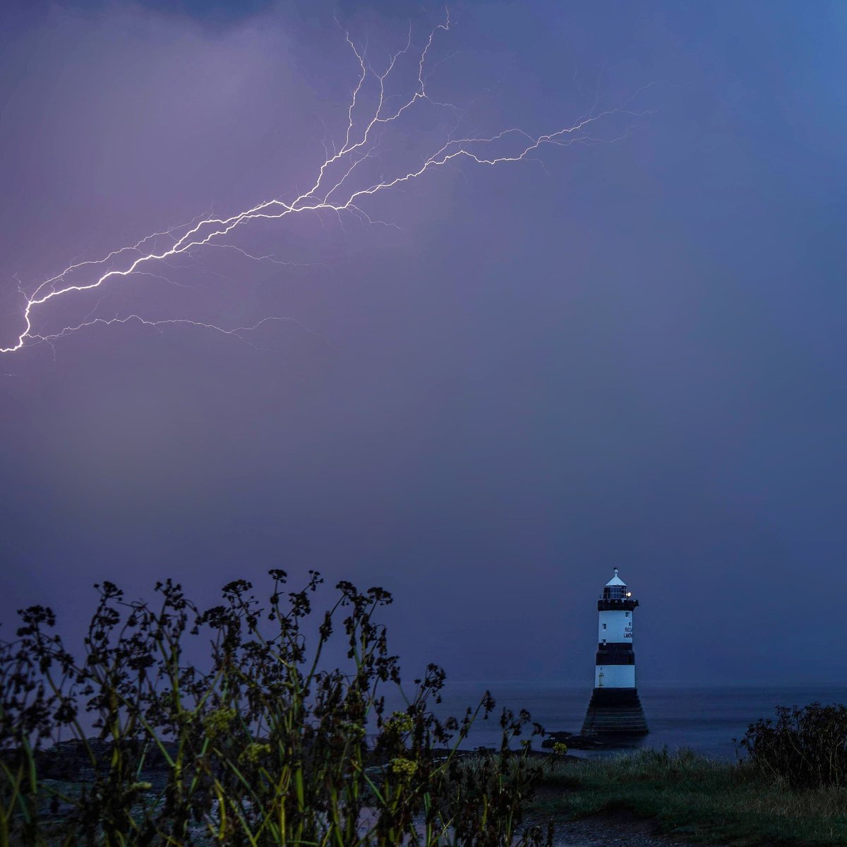 Last nights storm! This time with the picture! 🙈 It was amazing!! <a href="/Ruth_ITV/">Ruth_TV</a> <a href="/S4Ctywydd/">S4C Tywydd</a> <a href="/AngleseyScMedia/">Anglesey socialmedia</a> <a href="/itvweather/">ITV Weather</a> <a href="/BBCEarth/">BBC Earth</a> <a href="/visitwales/">Visit Wales 🏴󠁧󠁢󠁷󠁬󠁳󠁿</a>