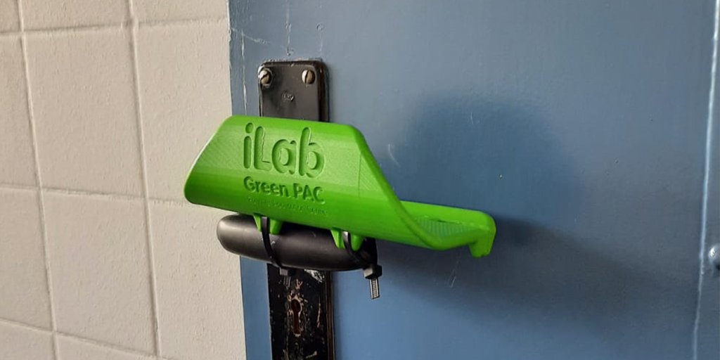 Buur-onderneming <a href="/Fiberneering/">Fiberneering</a> maakt speciale opzetstukken uit de #3Dprinter die het mogelijk maken om deuren met de elleboog te openen. Een mooie manier om het kantoor extra #coronaproof te maken! #jointhepolymerrevolution