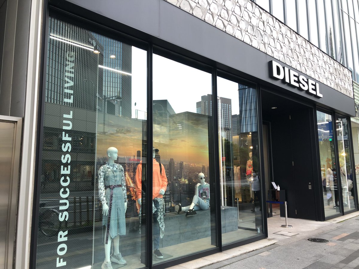 everfree_matsu's tweet photo. #hide2020 にも掲載されているディーゼル。
初めて本店へ。
90年代を感じさせる服も多少あった。
というか、ファッションって何年か経つと似たような傾向が流行るから、hideさんならこれ買ってるだろなぁと想像しながら店内見るだけでも楽しかったりする。 https://t.co/tsDacfwlmY