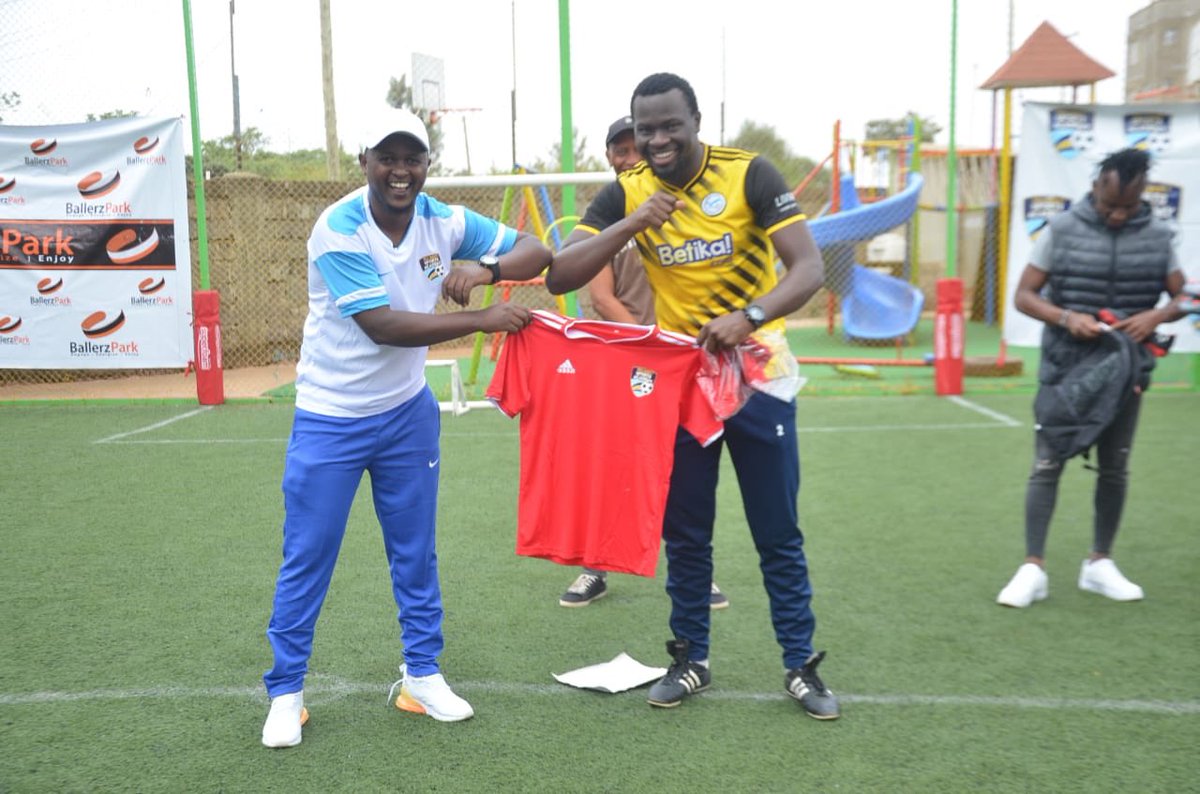 RTGGFCN's tweet photo. We had a great time at Ruiru Sports Academy (one of our partners ) courtesy of Coach Njogu where we graced the RSA Challenge Season 1 Finale &amp; also awarded the winners along side a discussion on football development with 2 Kenyan football legends Titus Mulama &amp; Innocent Mutiso https://t.co/HfwMY6sFku
