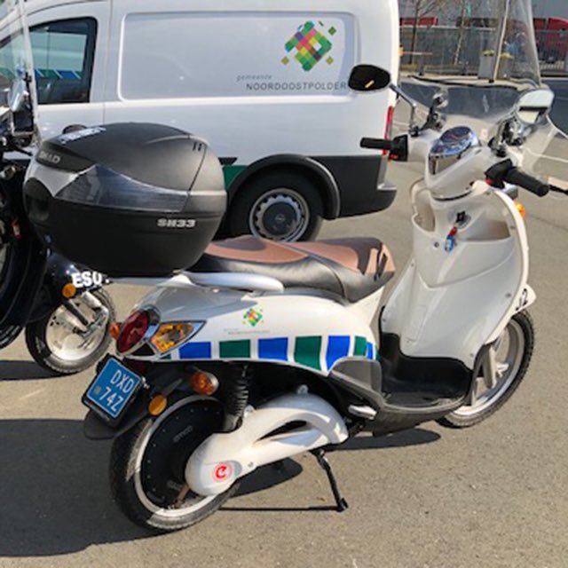 𝗿𝗶𝗷𝗱𝗲𝗻𝗱𝗲 𝗿𝗲𝗰𝗹𝗮𝗺𝗲 | heb je ze al gespot in Emmeloord? Dit zijn de nieuwe elektrische scooters van @gemeentenop. 
De bestickering hebben wij ontworpen en is geplakt door De Reclamesticker.

#reclame #stickers #design