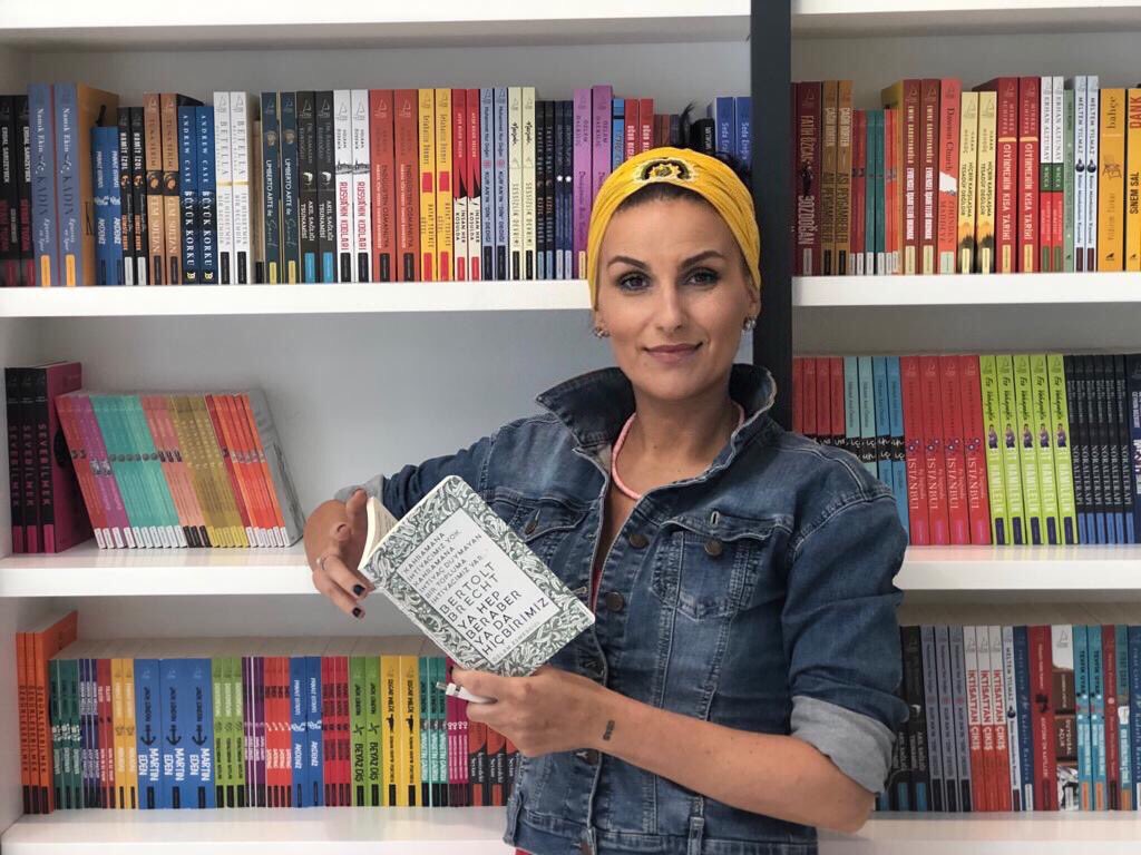 “Aşk bir şey verme arzusudur, bir şey alma arzusu değil...” der 
Bertolt Brecht...
“Beklenti, temeli bakımından acı çekmektir” diye hatırlatır Sartre...
Aşkı almaya değil, vermeye ithaf etmeli belki de bu yüzden...
#bertoltbrecht #özlemesmergül #destekyayinlari #kitap