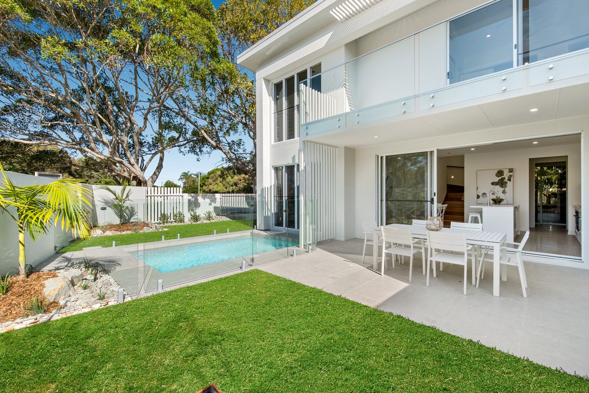 top_snap's tweet photo. Happy Friday! π stunning outdoor setting in this Sunshine Beach home, photographed by Paul from Top Snap Sunshine Coast.
.
#topsnap #photography #realestate #realestatephotography #marketing #outdoorsetting #pool #friday #weekend #sunshinebeach #sunshinecoast #queensland #qld https://t.co/Y7vsAhmQjM