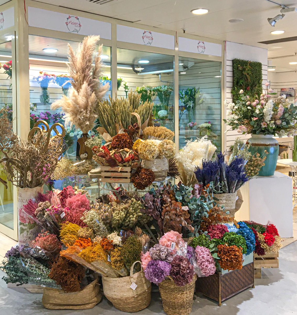 ¡Por fin podemos volver a vernos! ¡Por fin hemos vuelto a abrir nuestro corner en <a href="/elcorteingles/">El Corte Inglés</a> (Nervión)! 

Os esperamos de 10:00 a 13:00 h y de 17:00 a 20:00 h

Gracias por hacerlo posible.