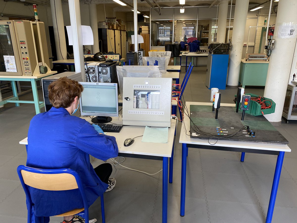 Bac_pro_melec's tweet photo. Avant le départ en vacances Baptiste  (élève de 1Melec B) a programmé le feu de carrefour #TSX37 #Automate #Pl7Pro #Eic_Tourcoing #LycéeEIC https://t.co/htAHNKiLNi