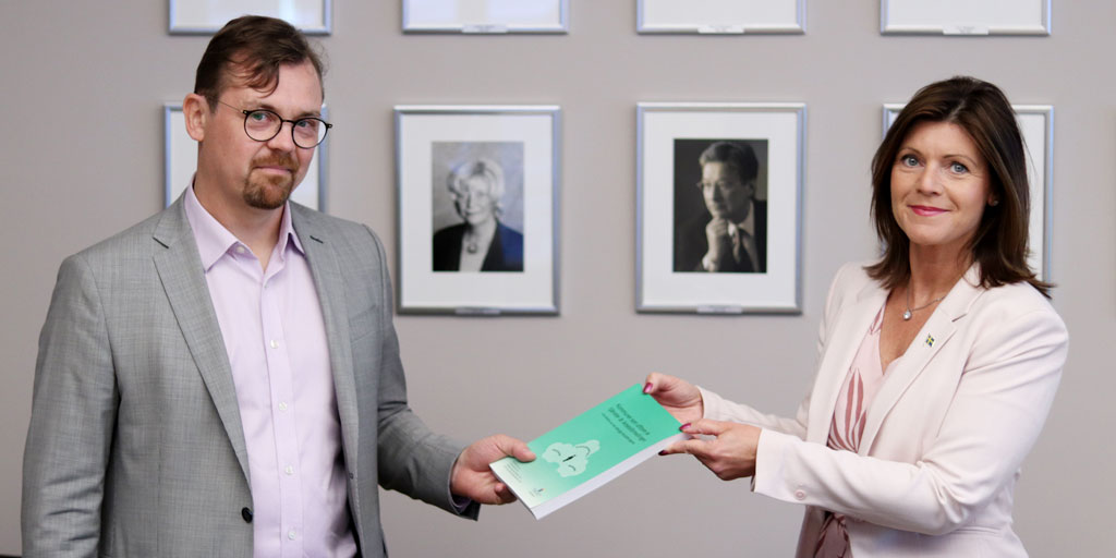 Idag överlämnade Utredningen om kommuners medverkan i den statliga arbetsmarknadspolitiken sitt betänkande till <a href="/Eva_Nordmark/">Eva Nordmark</a>. Ta del av hela utredningen här regeringen.se/rattsliga-doku…