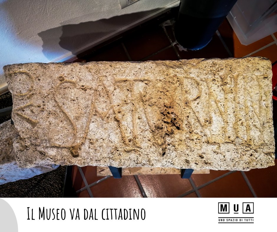 Buon #venerdì! 
Oggi vi portiamo nella sala archeolgica per scoprire un pezzo di storia locale abbastanza importante! 
Si tratta di un coperchio di reliquiario con iscrizione "San Saturnino" di epoca altomedivale. 
🧐Da sempre si discute se il martire fosse Saturno o Saturnino!