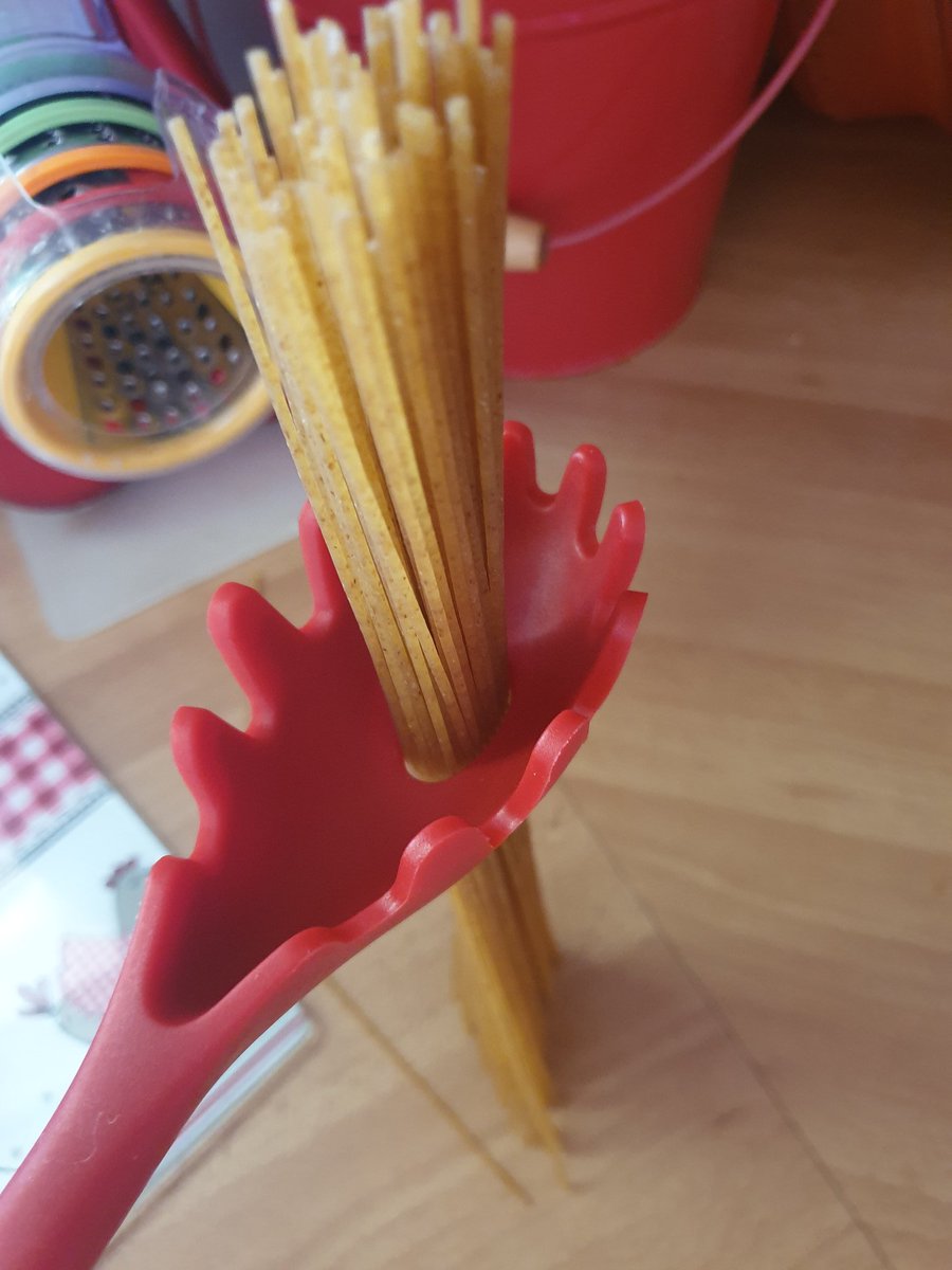 QueenJay2512's tweet photo. j'ai 35 ans et je viens seulement d'apprendre que le trou au milieu de cette cuillère servait en réalité à mesurer une portion de spaghettis pour une personne, rassurez moi je n'étais pas le seul dans l'ignorance ? 🤔 https://t.co/Wrf64UqMmG